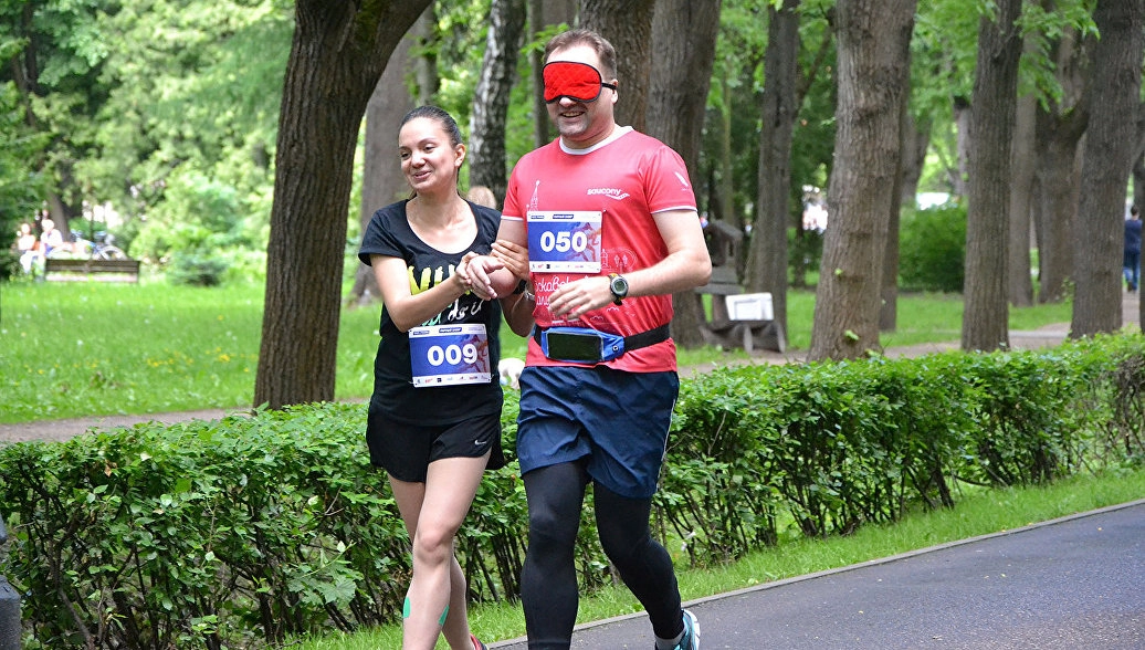 В парке «Кузьминки» пройдёт инклюзивный забег с участием незрячих бегунов