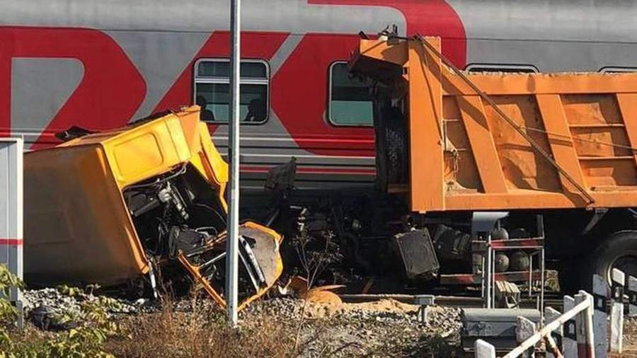 Пассажирский поезд столкнулся с грузовиком на переезде в Татарстане