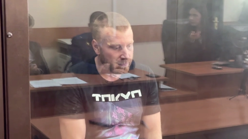 Уфимец, выбросивший дочь из окна, показывал средние пальцы в суде