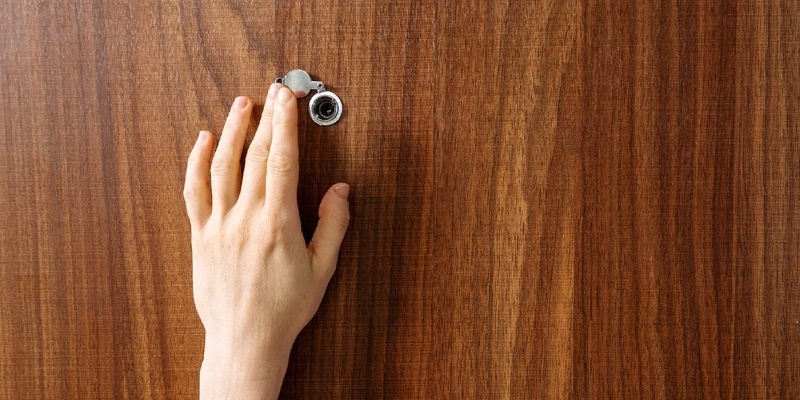 Москвич год терроризирует соседей: ходит голым, ломится в двери и отключает свет