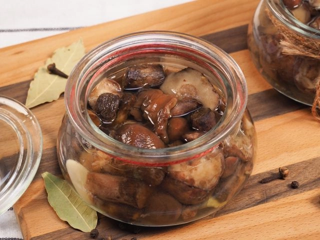 Супругов на Камчатке госпитализировали с ботулизмом после употребления домашних грибов