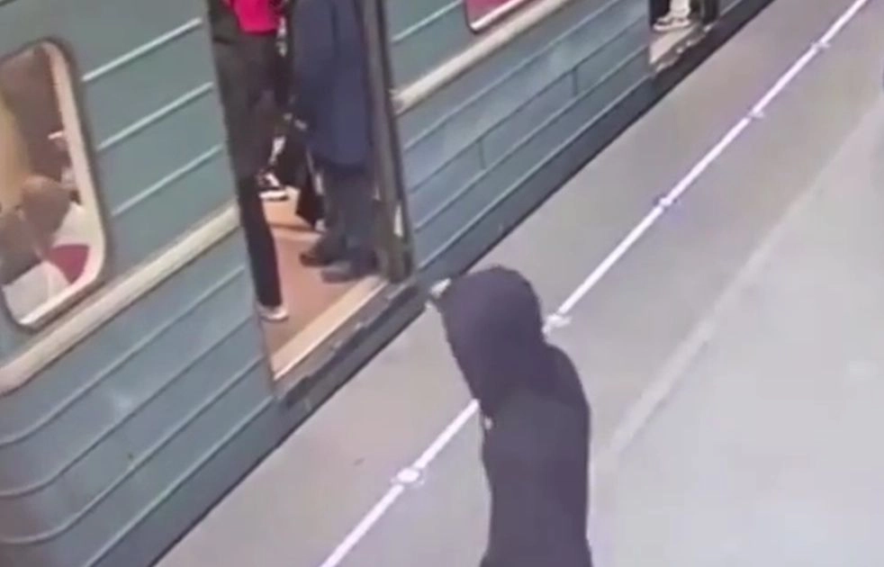 Мужчина спрыгнул с крыши поезда метро в Москву-реку