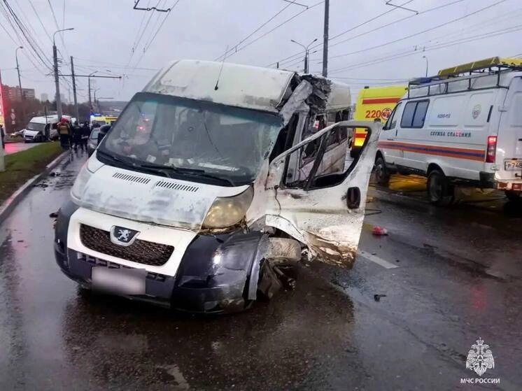 В Туле при столкновении трамвая и маршрутки погибли 4 человека, 20 пострадали