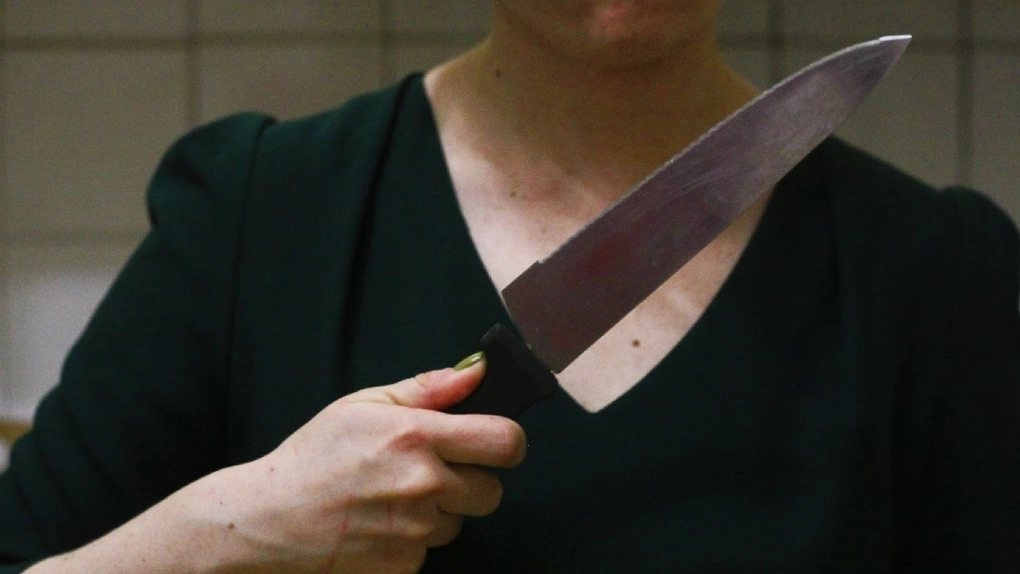 Омичка ударила сестру ножом, чтобы доказать, что способна ранить человека