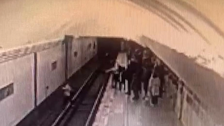 Пенсионерка толкнула 13-летнюю девочку на рельсы московского метро