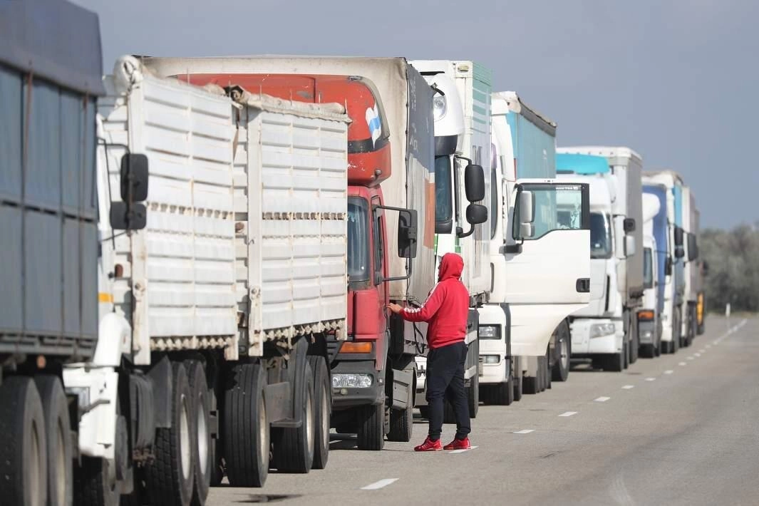 Владельцы легковушек получают чужие штрафы за перевес фур
