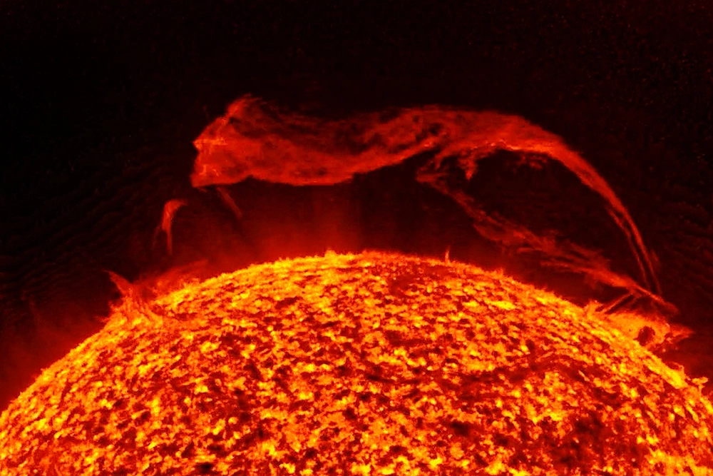 От Солнца оторвался «царь-протуберанец»