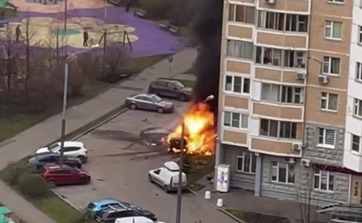 Во дворе в Новой Москве взорвался Toyota Land Cruiser Prado