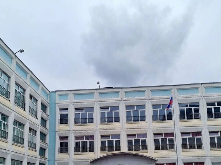 Старшеклассников эвакуировали из Сургутской школы из-за возгорания светильника