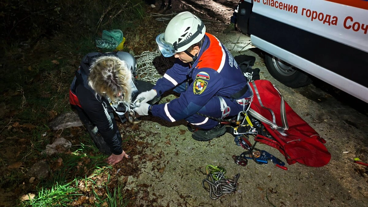 Супружеская пара упала с крутого склона в Сочи