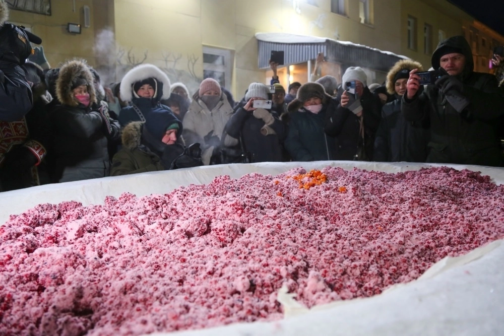 Рекордный «Таймырский десерт» весом 260 кг приготовили в Красноярском крае