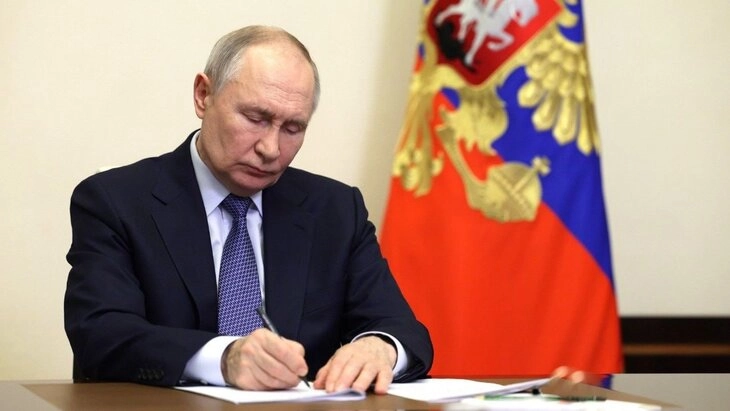 Путин подписал закон о больничных и декретных для самозанятых с 2026 года