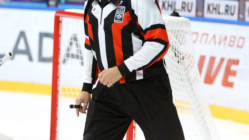 Судья КХЛ забыл выключить микрофон и грубо высказался о тренере «Локомотива»