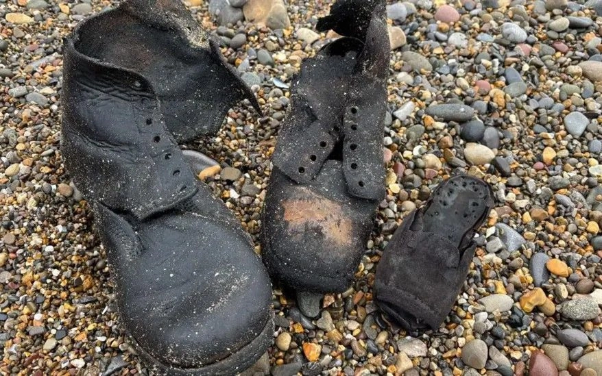 Сотни ботинок викторианской эпохи вынесло на пляж в Южном Уэльсе