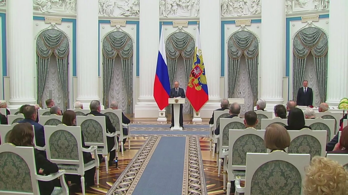 Путин вручил Никите Михалкову орден Андрея Первозванного — высшую награду России