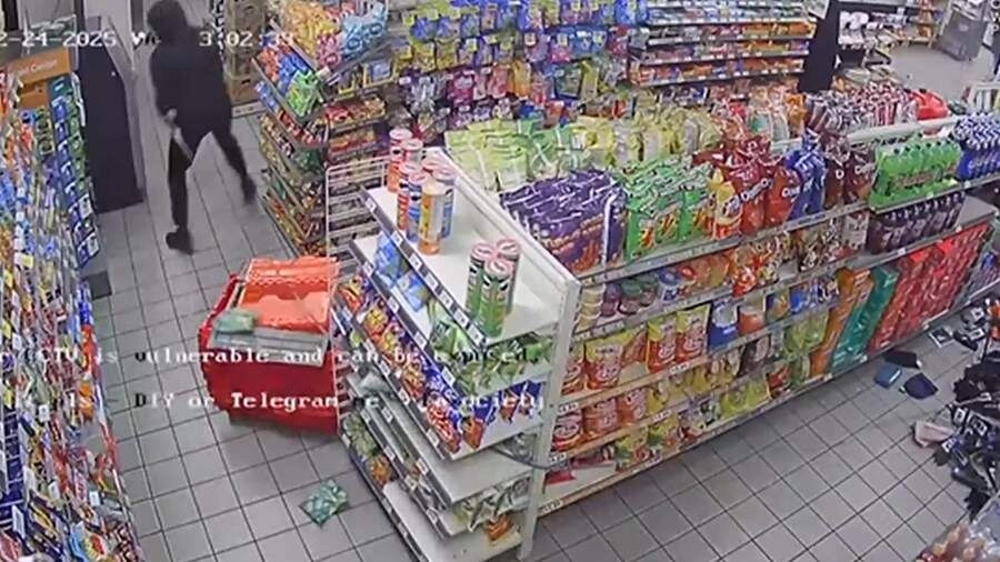 В США двое неизвестных пытались украсть банкомат и потеряли его по пути