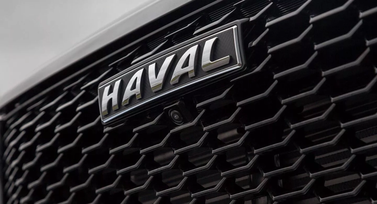 Новосибирская пара застряла на трассе из-за взрыва двигателя на Haval