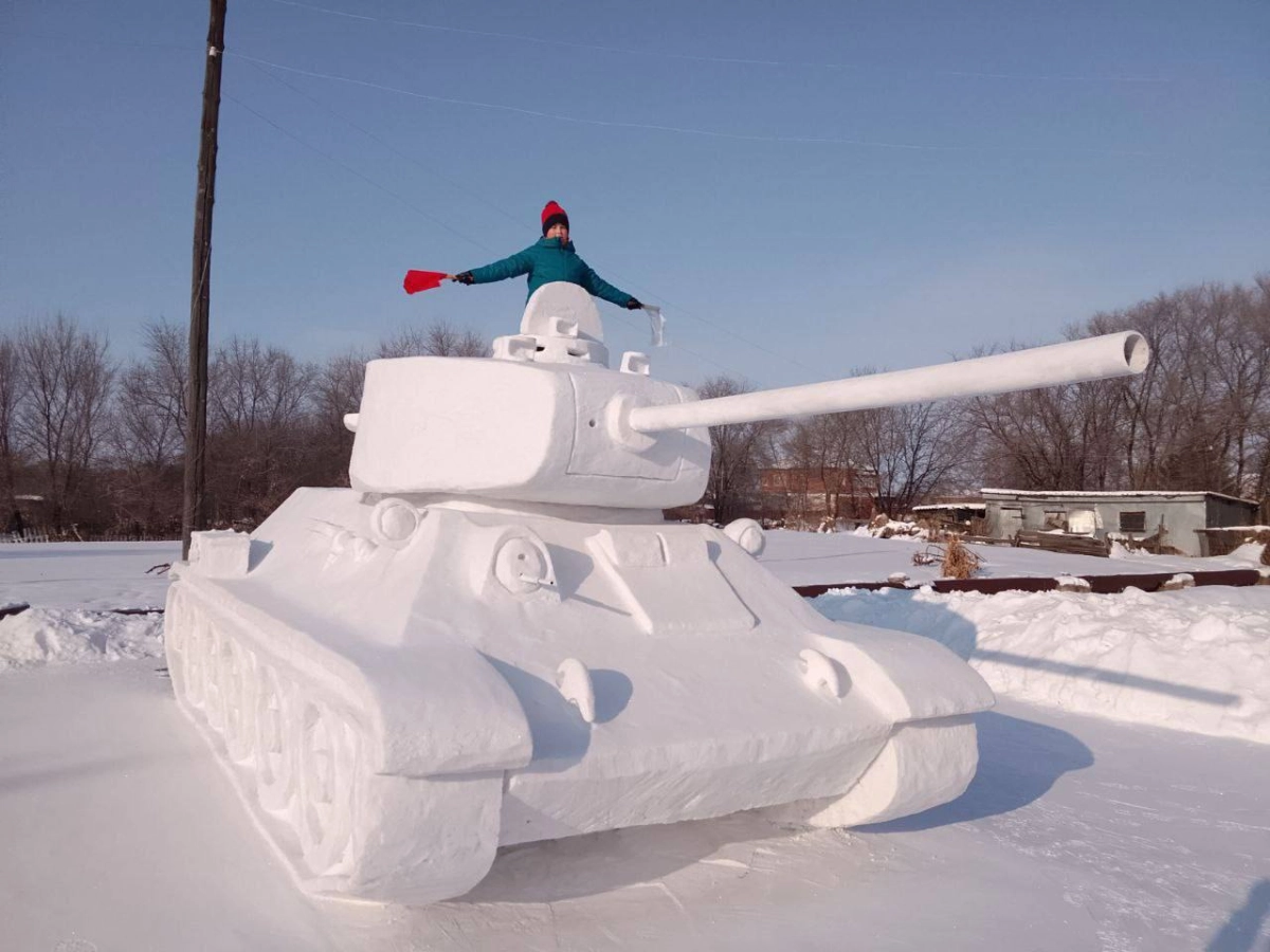 Дед и внук в Амурской области построили из снега Т-34 в натуральную величину