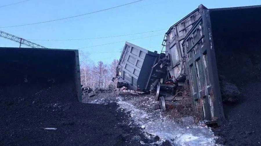 В Амурской области сошли с рельсов 35 вагонов грузового поезда