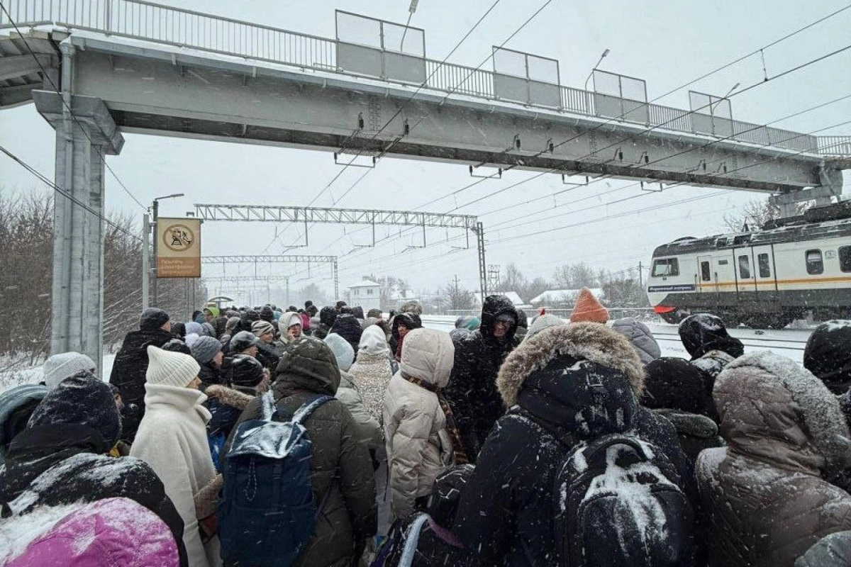 Поезд Рязань–Москва остановился в поле из-за неисправности — пассажиры шли по сугробам дважды
