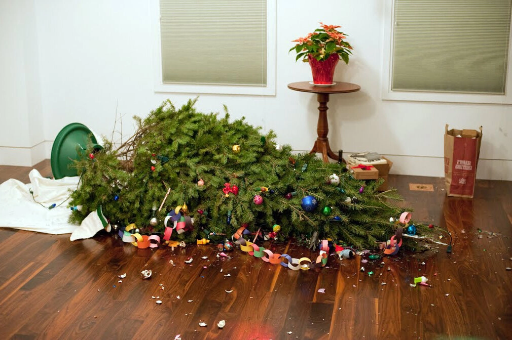 Новогоднюю ёлку рекомендуют убрать из дома через 14 дней — она может навредить здоровью