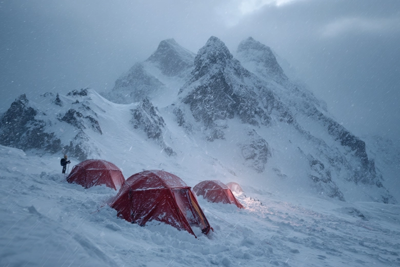 Группа российских альпинистов заблокирована на вулкане Сидли в Антарктиде из-за жесточайшей вьюги  