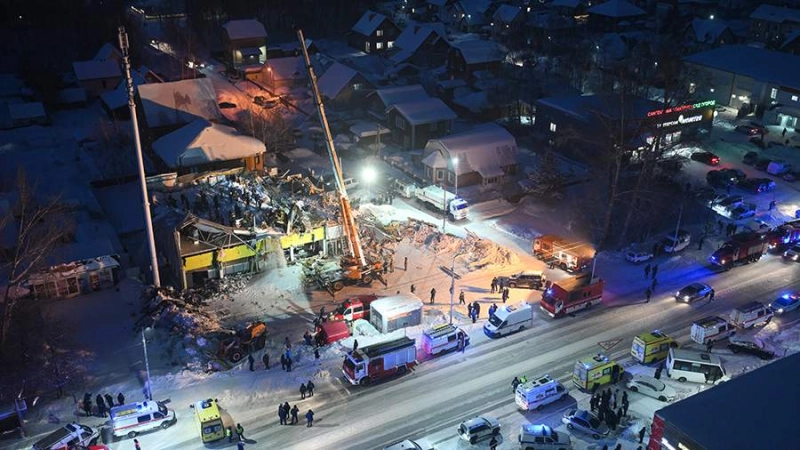 Пострадавший при обрушении ТЦ в Новосибирске скончался в машине скорой помощи