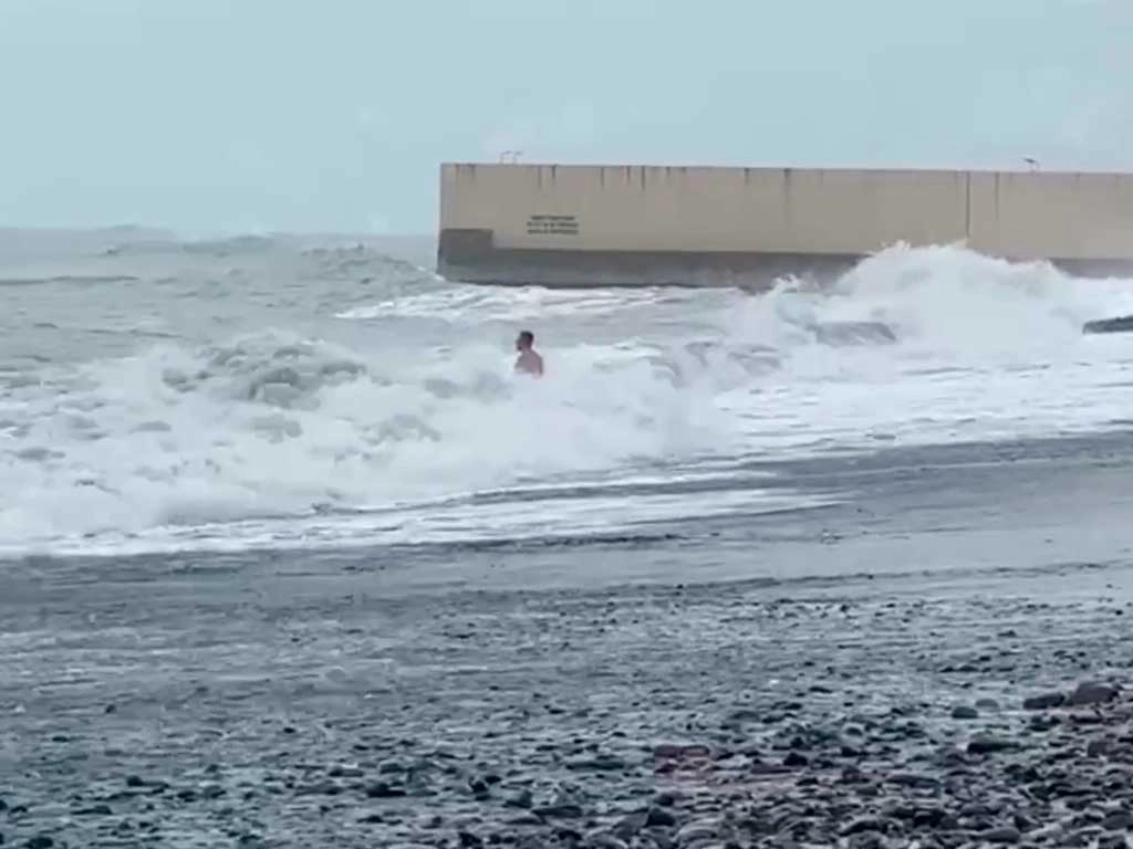В Сочи мужчина окунул двоих детей в ледяную воду, несмотря на их крики