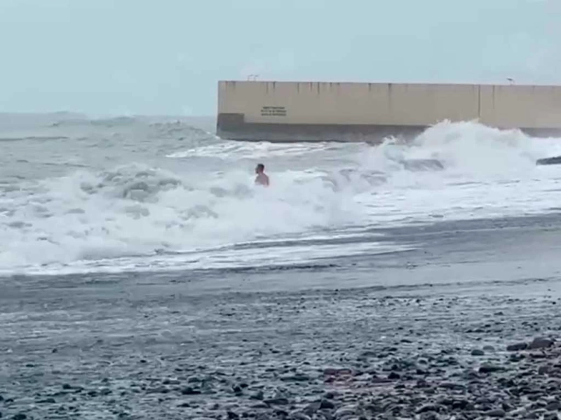 В Сочи мужчина окунул двоих детей в ледяную воду, несмотря на их крики