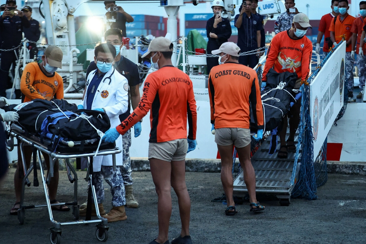 Число погибших при крушении парома на Филиппинах выросло до 15