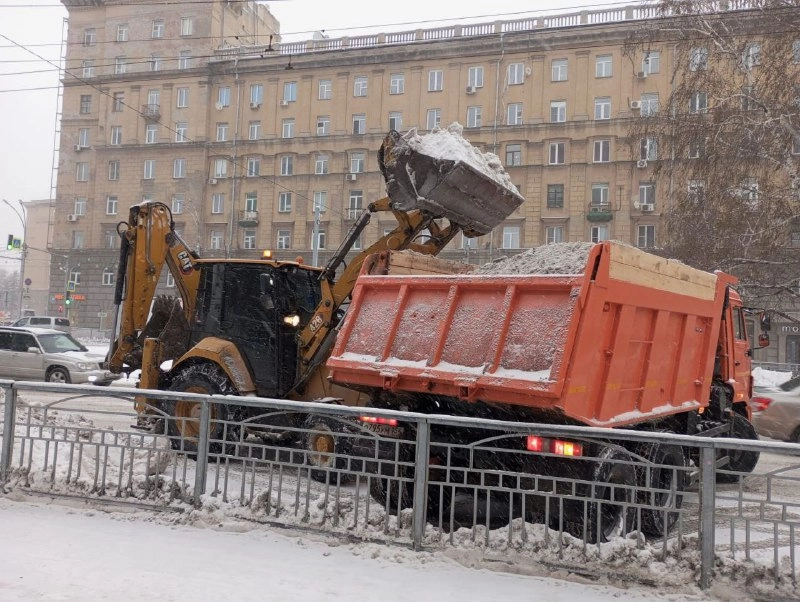 Новосибирск вывез рекордные 1,7 млн кубометров снега за зиму